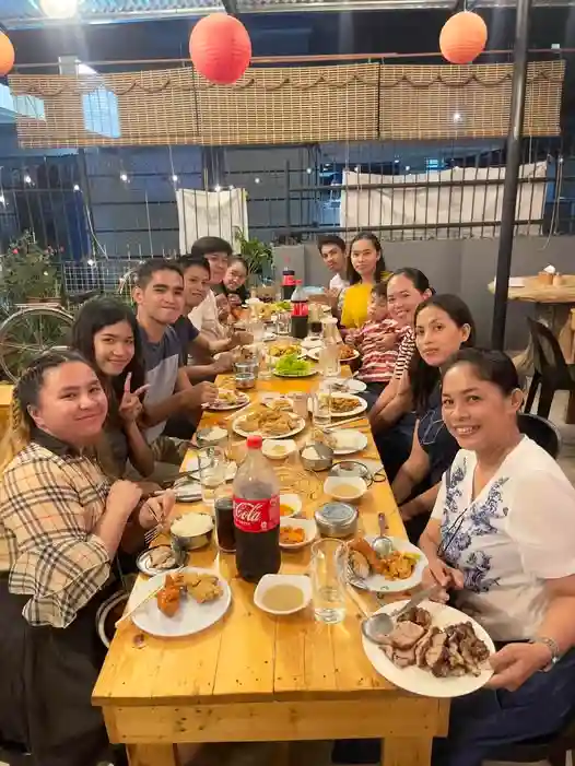Virtually Assistant team having dinner together